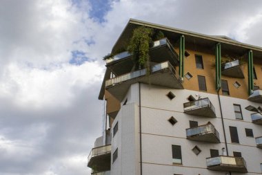 Yeşilliklerle dolu bir balkon. Samimi bir ev. Güzel manzara.