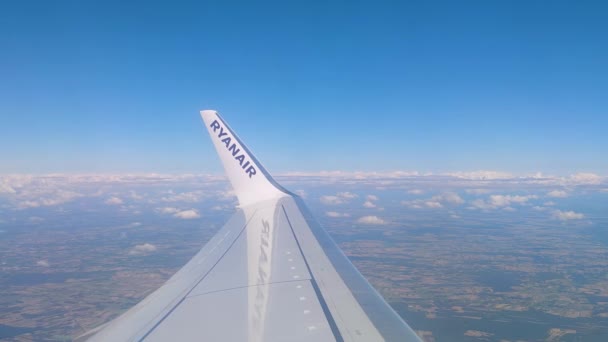 イタリア ナポリ 2022年10月5日 飛行中の飛行機の翼を見る ふわふわの装飾的な積雲 飛行機からのパノラマビュー 翼のクローズアップで澄んだ青い空 — ストック動画