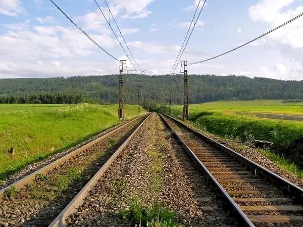 Linia kolejowa w okresie wiosennym — Zdjęcie stockowe