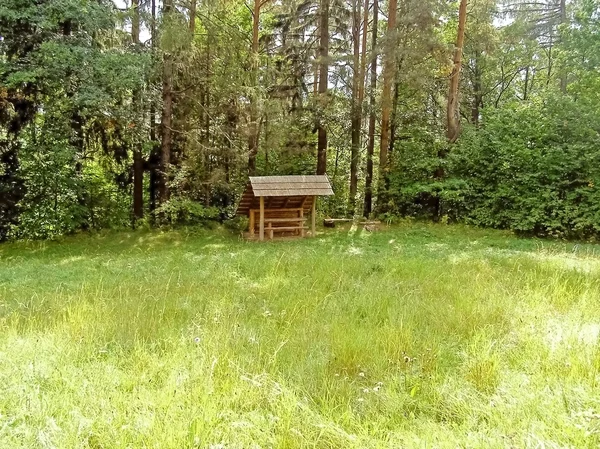 Um abrigo para sentar e relaxar na natureza — Fotografia de Stock