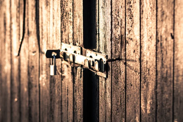 Vergrendelde barndoor — Stockfoto