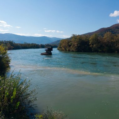 Sırbistan 'da Banija Basta yakınlarında Drina Nehri' nin ortasındaki bir kayanın üzerinde bir ev