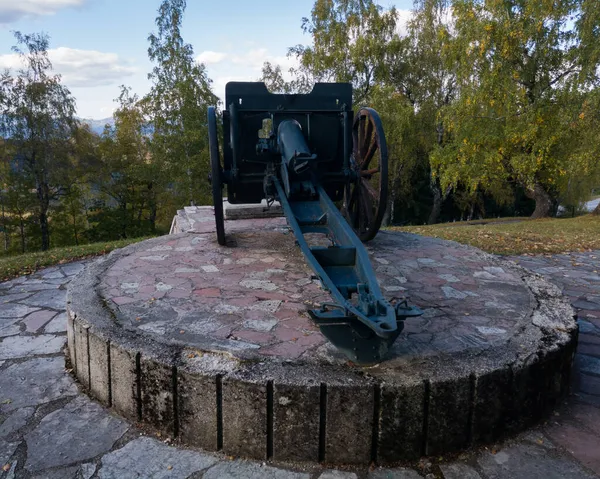 セルビアのカディニャカ記念館 第二次世界大戦中にカディニャカの戦いでウズイスを防衛した堕落したパルチザンを記念して — ストック写真
