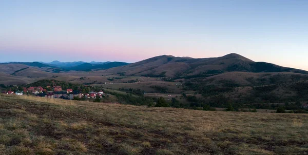 ズラティボールの山の風景や夕暮れ時の秋の観光ビルのスマトノの丘の展望台からのパノラマビュー — ストック写真