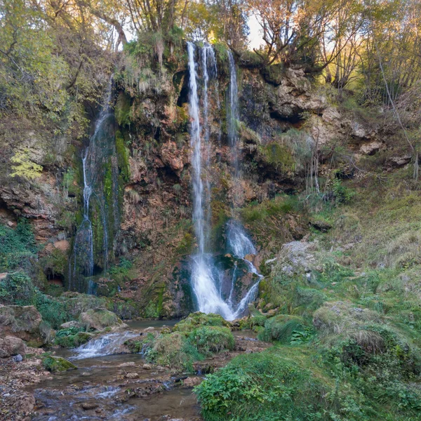 Gostilje şelalesi sonbaharda Sırbistan 'ın Zlatibor dağında