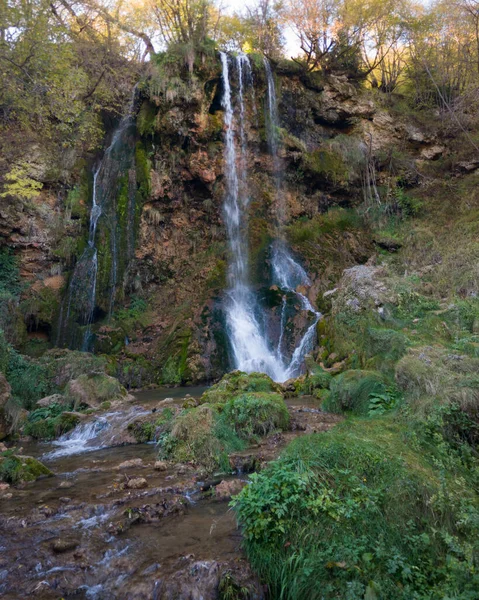 Gostilje şelalesi sonbaharda Sırbistan 'ın Zlatibor dağında