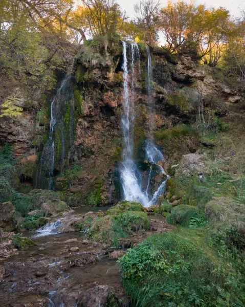Gostilje şelalesi sonbaharda Sırbistan 'ın Zlatibor dağında