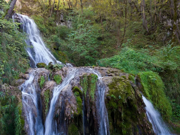 Sırbistan 'daki Zlatibor dağının yamaçlarında Gostilje şelalesi yakınlarındaki akıntı ve çağlayanlar