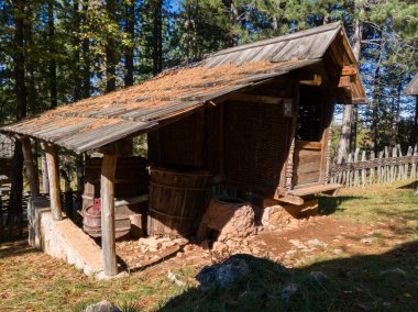Sırbistan 'ın Zlatibor Dağı' ndaki Sirogojno köyünde eski ahşap binaları olan eski bir köy veya etnik köyün açık hava müzesi