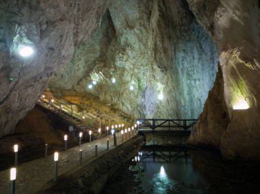 Stopica mağarasının içi, Sırbistan 'daki Zlatibor dağının yamaçlarında yer alıyor