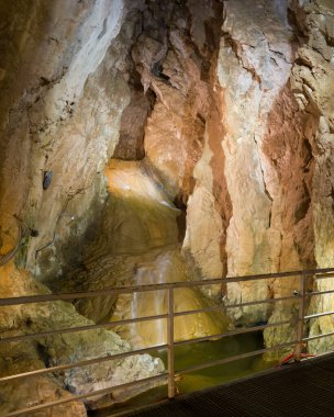 Sırbistan 'daki Zlatibor Dağı yamaçlarındaki Stopica mağarasındaki Trnava nehrindeki Şelale 