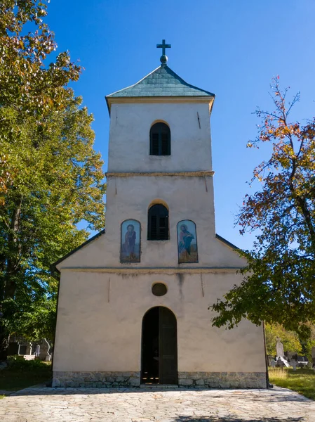 Serbski Kościół Prawosławny Pod Wezwaniem Świętych Piotra Pawła Miejscowości Sirogojno — Zdjęcie stockowe
