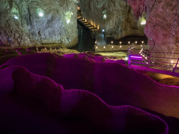 Interiér Jeskyně Stopica Vanou Tufa Osvětlenou Barevným Světlem Nachází Svazích — Stock fotografie