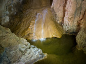 Vodopád Zdroj života na řece Trnavě v jeskyni Stopica na svazích hory Zlatibor v Srbsku