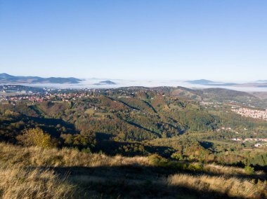 Ormandaki Zlatibor Dağı 'nın, Zlatibor ve Cajetina' nın turistik bölgelerinin ve Ekim ayında sisi aşan yakınlardaki tepelerin manzarası