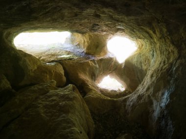 Sırbistan 'ın Zlatibor dağındaki bir mağara olan Dobroselica köyünde dua