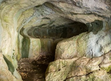Sırbistan 'ın Zlatibor dağındaki bir mağara olan Dobroselica köyünde dua
