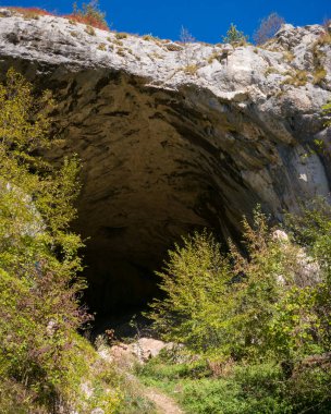 Sırbistan 'ın Zlatibor dağındaki bir mağara olan Dobroselica köyünde dua