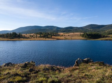 Sırbistan 'ın Zlatibor Dağı' ndaki Dağ manzarası ve Ribnicko Gölü