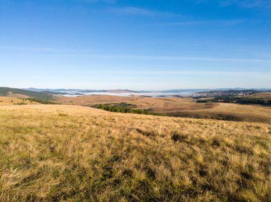 Sırbistan 'ın güneyindeki Zlatibor Dağı' nda sonbaharda sonu gelmeyen otlaklarıyla güzel tepe manzaraları
