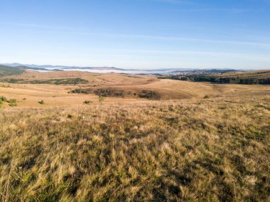 Sırbistan 'ın güneyindeki Zlatibor Dağı' nda sonbaharda sonu gelmeyen otlaklarıyla güzel tepe manzaraları