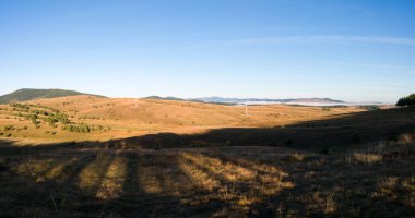 Sırbistan 'ın güneyindeki Zlatibor Dağı' nda sonbaharda sonu gelmeyen otlaklarıyla güzel tepe manzaraları