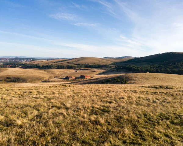 Sırbistan 'ın güneyindeki Zlatibor Dağı' nda sonbaharda sonu gelmeyen otlaklarıyla güzel tepe manzaraları