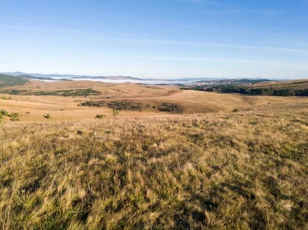 Sırbistan 'ın güneyindeki Zlatibor Dağı' nda sonbaharda sonu gelmeyen otlaklarıyla güzel tepe manzaraları