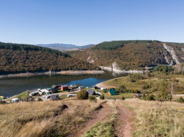 Sırbistan 'daki Zlatar ve Zlatibor Dağları arasındaki güzel sınırlarla Uvac Özel Doğa Rezervi, Uvac Nehri Kanyonu
