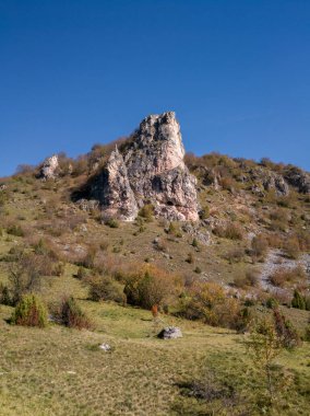 Bir kız kayası (Devojacka stena), Uvac nehrinin kanyonuna yakın efsanevi bir kaya parçası, bir kız yasak aşk yüzünden kendini uçuruma attı.