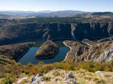Sırbistan 'daki Zlatar ve Zlatibor Dağları arasındaki güzel sınırlarla Uvac Özel Doğa Rezervi, Uvac Nehri Kanyonu