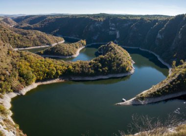 Sırbistan 'daki Zlatar ve Zlatibor Dağları arasındaki güzel sınırlarla Uvac Özel Doğa Rezervi, Uvac Nehri Kanyonu