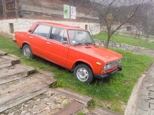 Viejo Coche Lada Ruso Pueblo Etno Drvengrad Kustendorf Mokra Gora —  Fotos de Stock