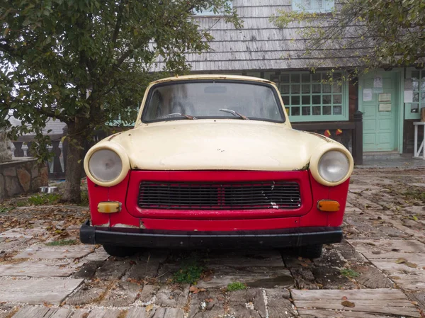 Ancienne Limousine Trabant Dans Village Ethnique Drvengrad Kustendorf Sur Mokra — Photo