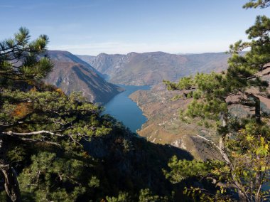 Tara Ulusal Parkı 'ndaki Banjska kayası, Perucac Gölü ve Sırbistan' daki Drina Nehri kanyonuna bakıyor