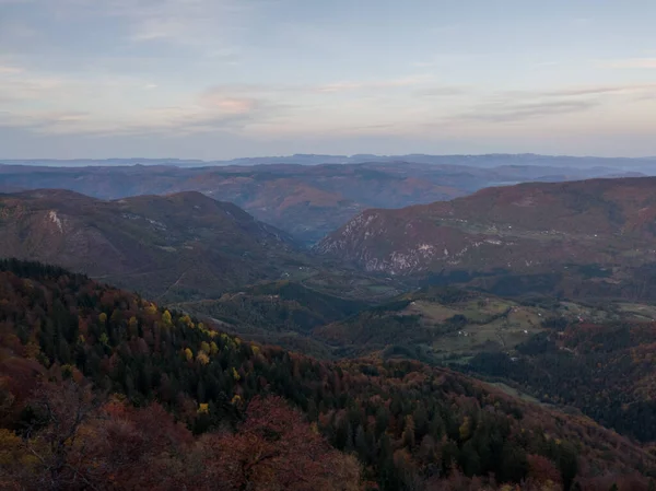 Vyhlídka Sjenic Národním Parku Tara Pohled Vesnici Údolí Zalesněné Hory — Stock fotografie