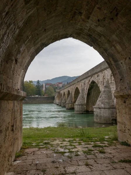 Mehmed Paşa Sokoloviç 'in Višegrad' daki Drina nehrinin üzerindeki eski taş köprüsü.