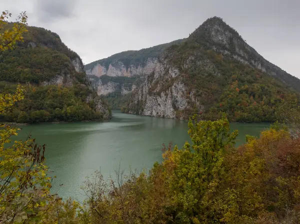 Lim Nehri ve Drina Nehri 'nin sonbaharda kanyonda birleşmesi.