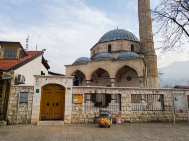 Saraybosna 'nın eski pazarının merkezindeki antik cami 2006 yılında ulusal bir anıt ilan etti.