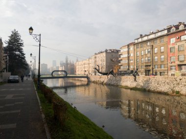 Miljacka nehri ve Festina Lente köprüsü ile Saraybosna şehri manzarası