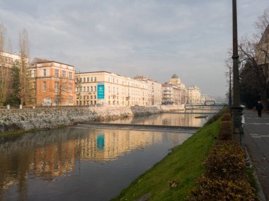Miljacka nehri ve Festina Lente köprüsü ile Saraybosna şehri manzarası