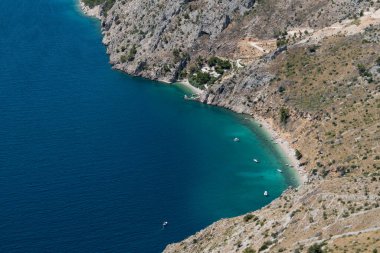 Adriyatik 'in yaz manzarası ve Hırvatistan' ın kayalık Dalmaçya kıyıları, Vruja plajı