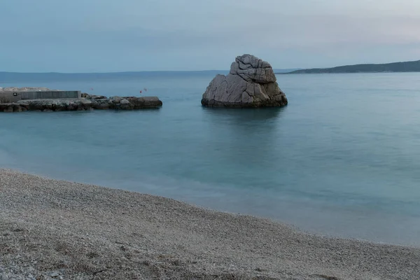 美丽的海景 岩石在亚得里亚海靠近克罗地亚的巴斯卡沃达在夏天的黄昏 伊科瓦茨海滩 — 图库照片