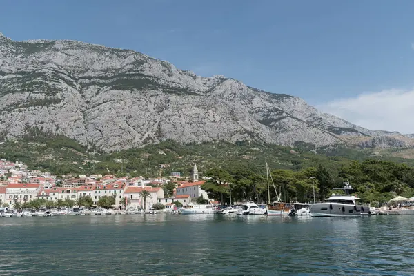 Krajobraz Miasta Makarska Wybrzeżu Adriatyku Pod Górą Biokovo Chorwacji Letni — Zdjęcie stockowe