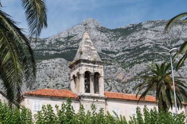 Makarska, Dalmaçya, Hırvatistan 'daki Biokovo dağına karşı kilise kulesi