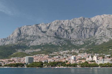 Hırvatistan 'ın Biokovo Dağı' nın altındaki Adriyatik deniz kıyısındaki Makarska kentinin manzarası yaz güneşli bir günde