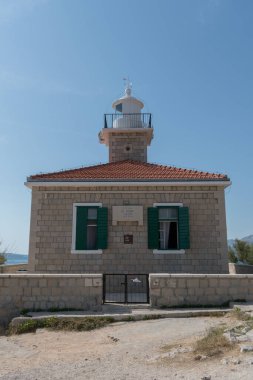 Hırvatistan 'ın Makarska kentindeki St. Peter yarımadasında yaz boyunca deniz feneri St. Peter