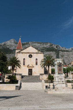 Makarska, Makarska riviera, Dalmaçya, Hırvatistan 'da St. Mark Katedrali ve Keşiş Andrija Kaciç Miosiç' in heykeli