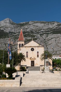 Makarska, Makarska riviera, Dalmaçya, Hırvatistan 'da St. Mark Katedrali ve Keşiş Andrija Kaciç Miosiç' in heykeli