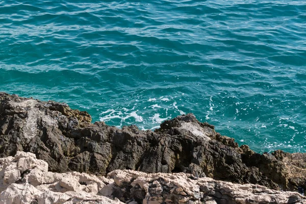 Klippig Strand Och Havsskum Adriatiska Havet Detalj Sommardagen — Stockfoto